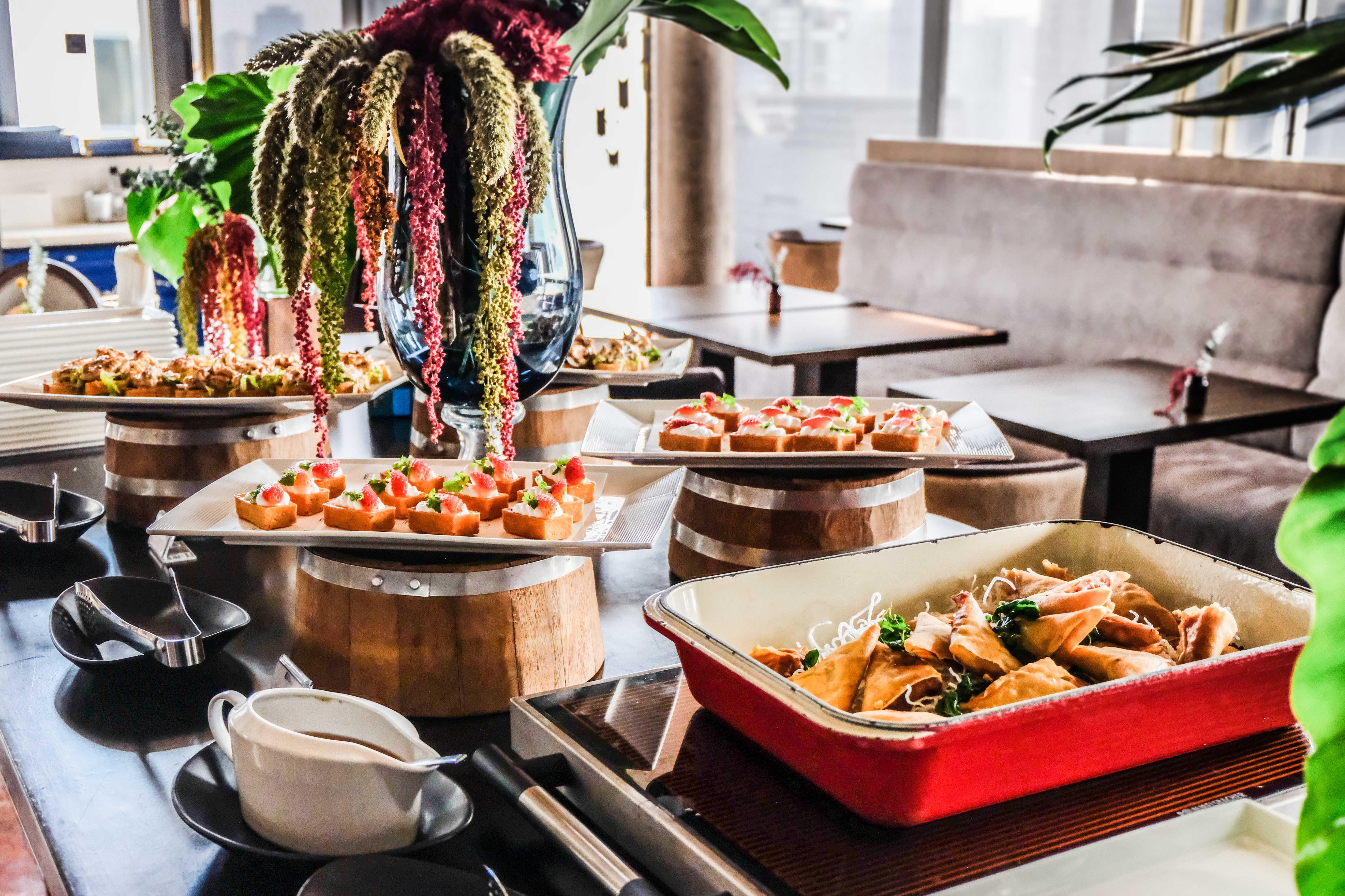 Hotel Indigo Bangkok Wireless Road By Ihg Екстериор снимка A buffet at a restaurant