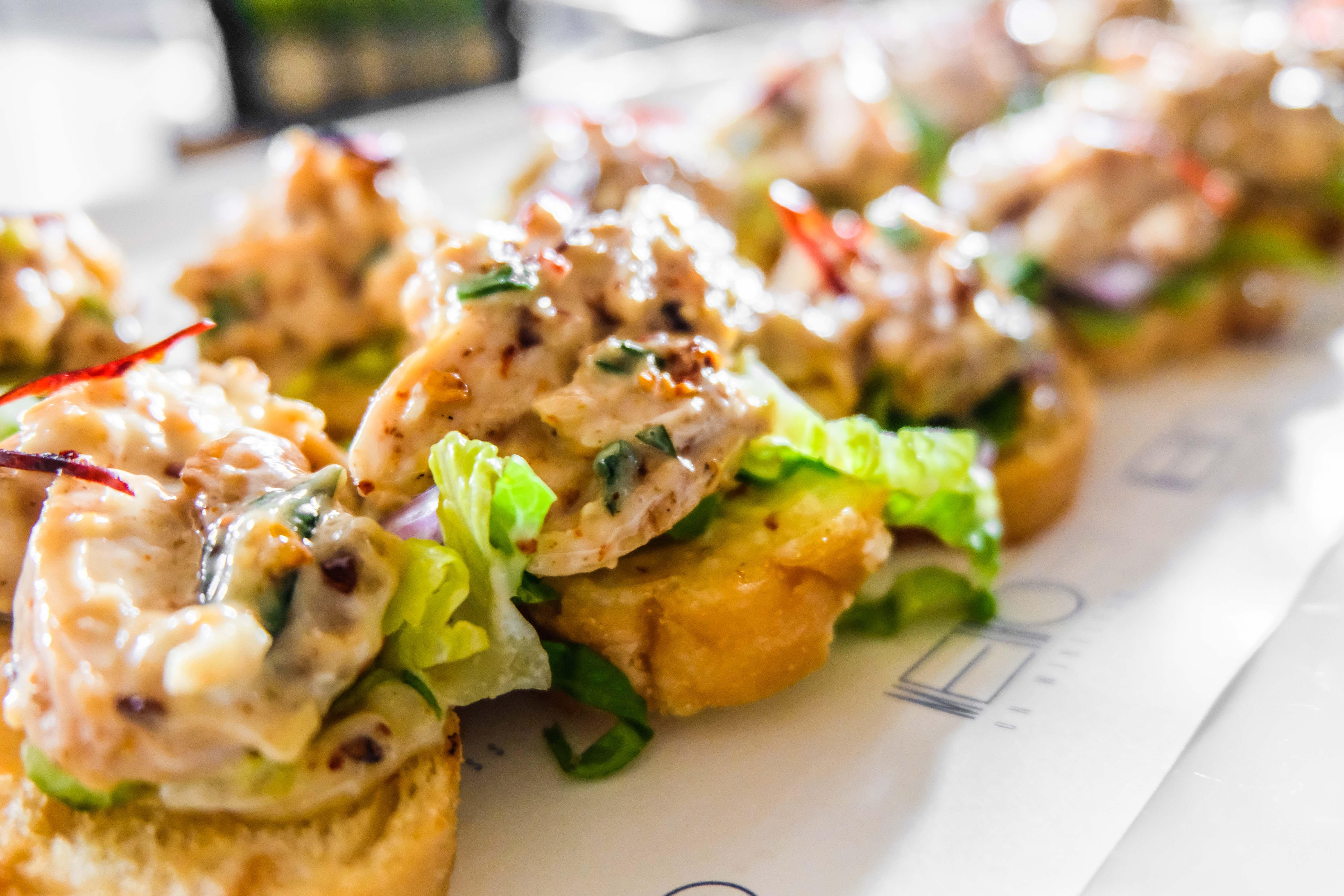 Hotel Indigo Bangkok Wireless Road By Ihg Екстериор снимка Chicken and avocado toast