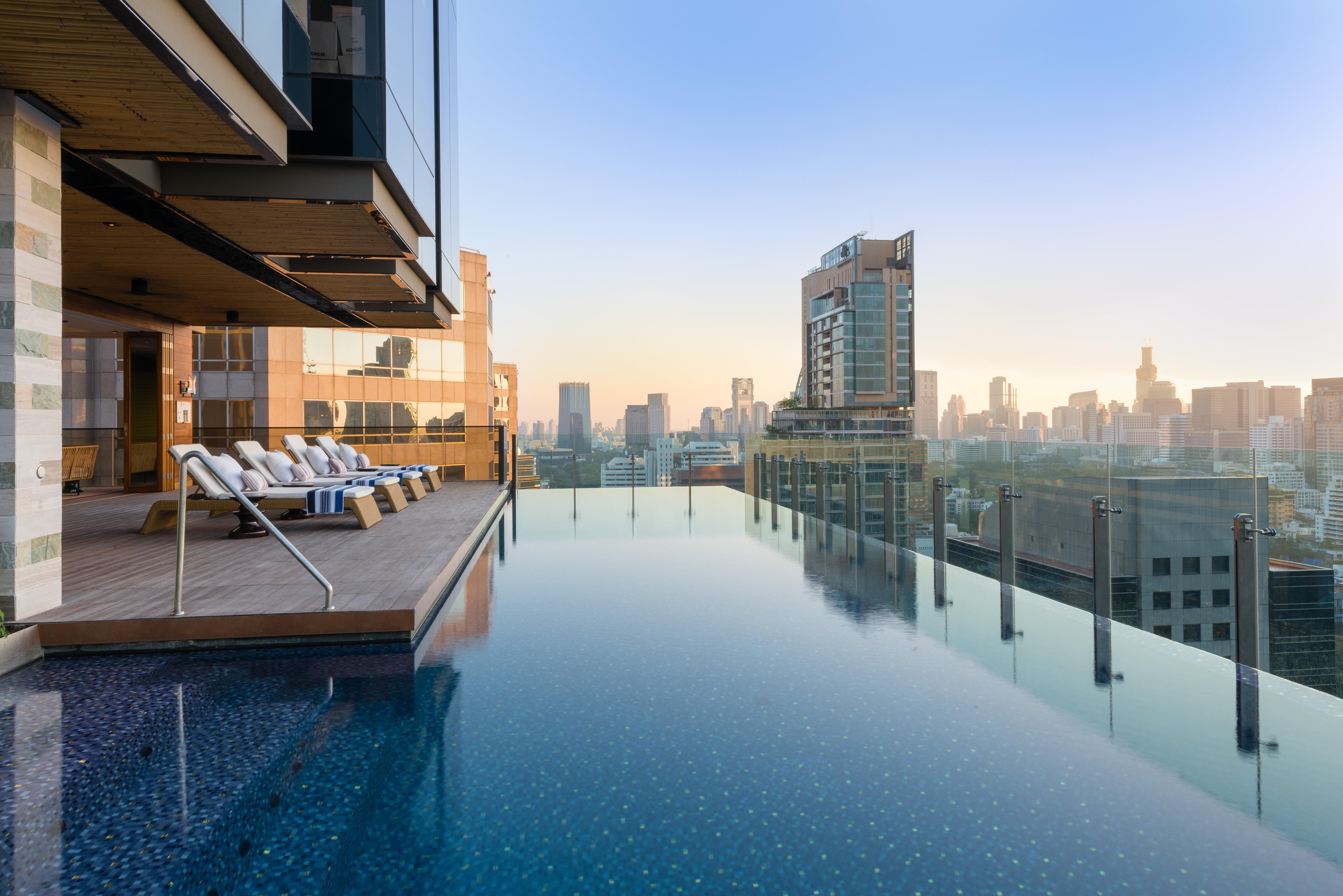 Hotel Indigo Bangkok Wireless Road By Ihg Екстериор снимка Infinity pool at the hotel