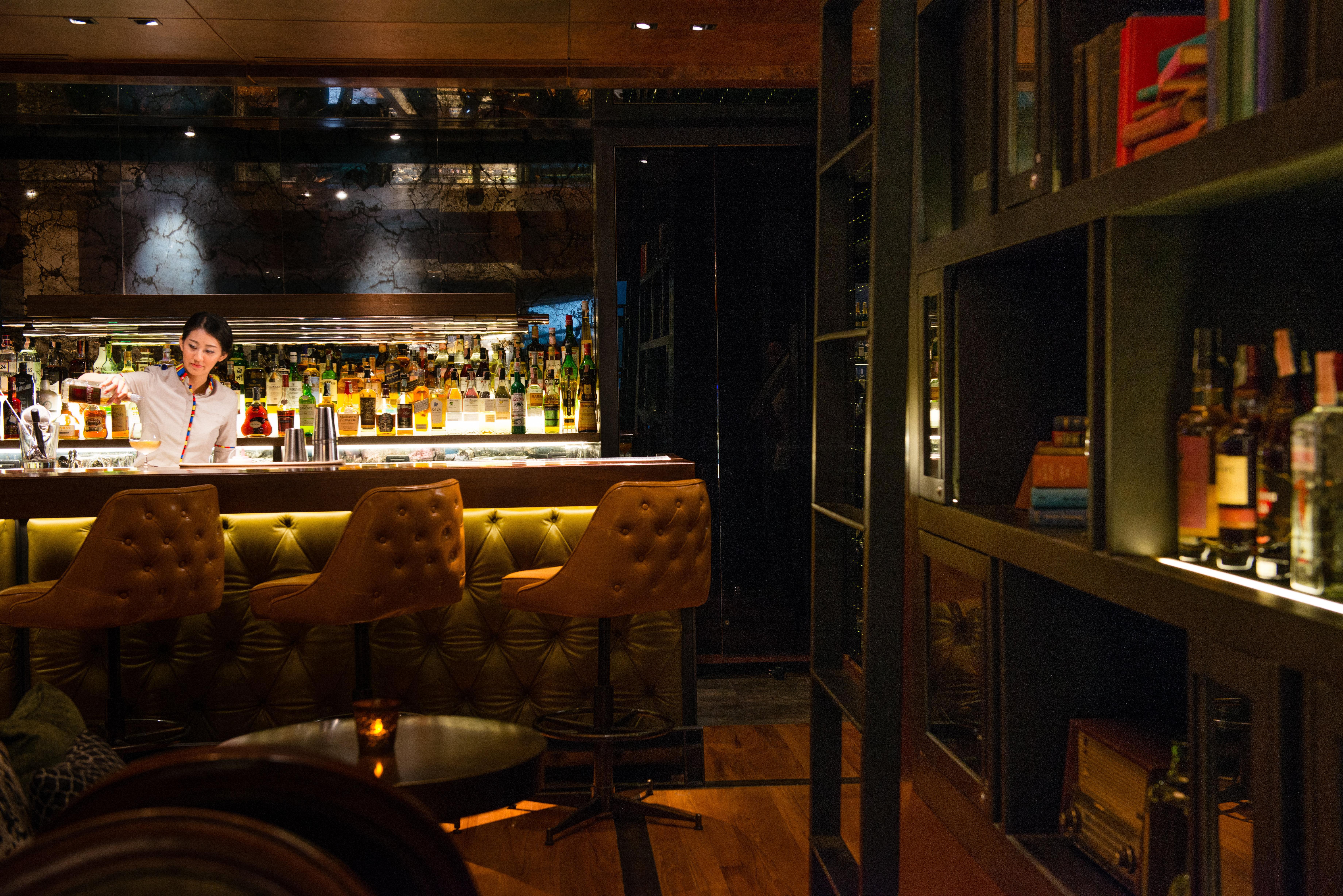 Hotel Indigo Bangkok Wireless Road By Ihg Екстериор снимка The bar at the Mandarin Oriental, Hong Kong