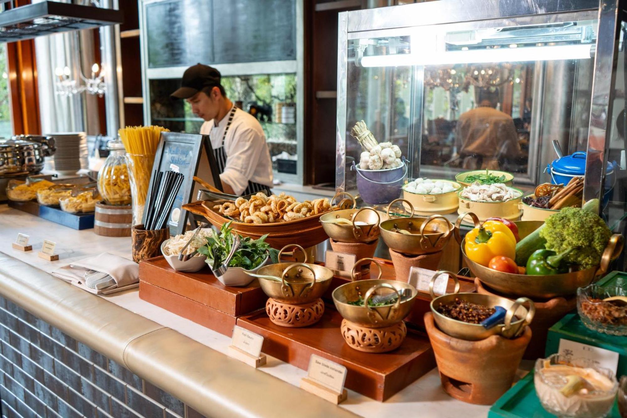 Hotel Indigo Bangkok Wireless Road By Ihg Екстериор снимка A live kitchen at a hotel