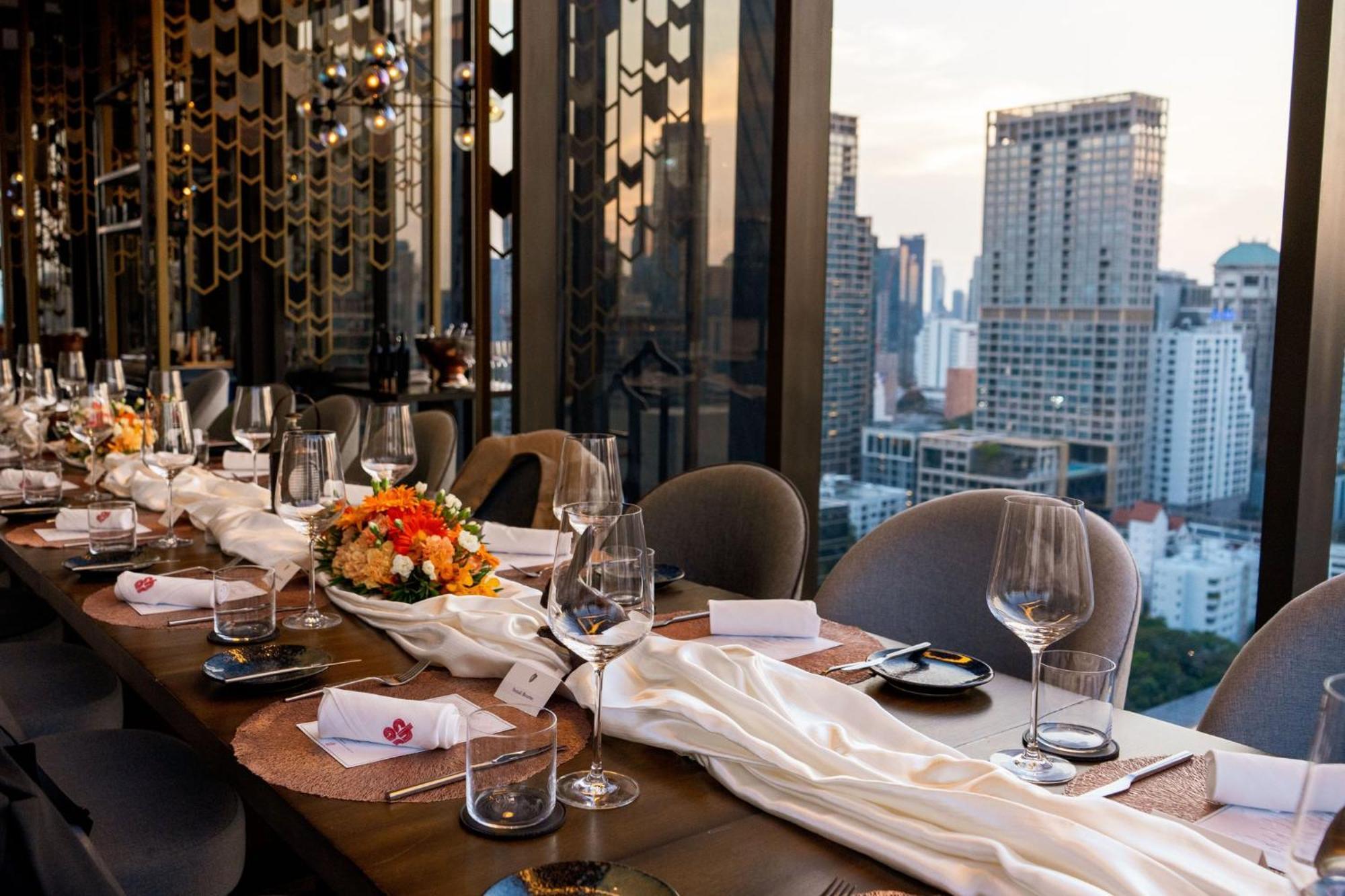 Hotel Indigo Bangkok Wireless Road By Ihg Екстериор снимка The Club at U Sathorn