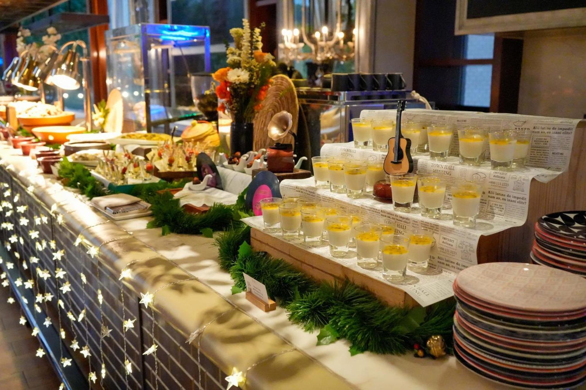 Hotel Indigo Bangkok Wireless Road By Ihg Екстериор снимка A buffet at a restaurant