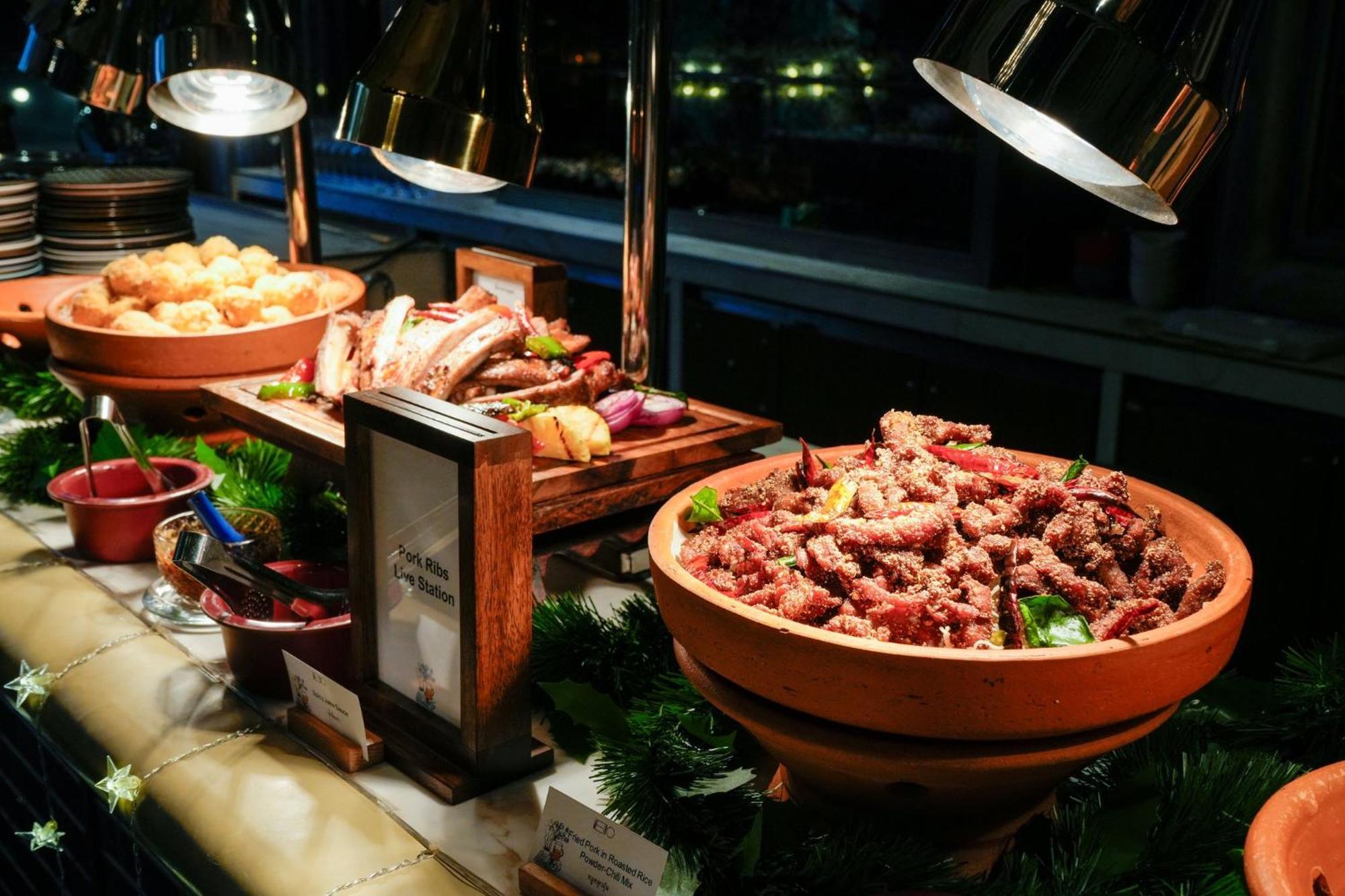 Hotel Indigo Bangkok Wireless Road By Ihg Екстериор снимка A buffet at a hotel