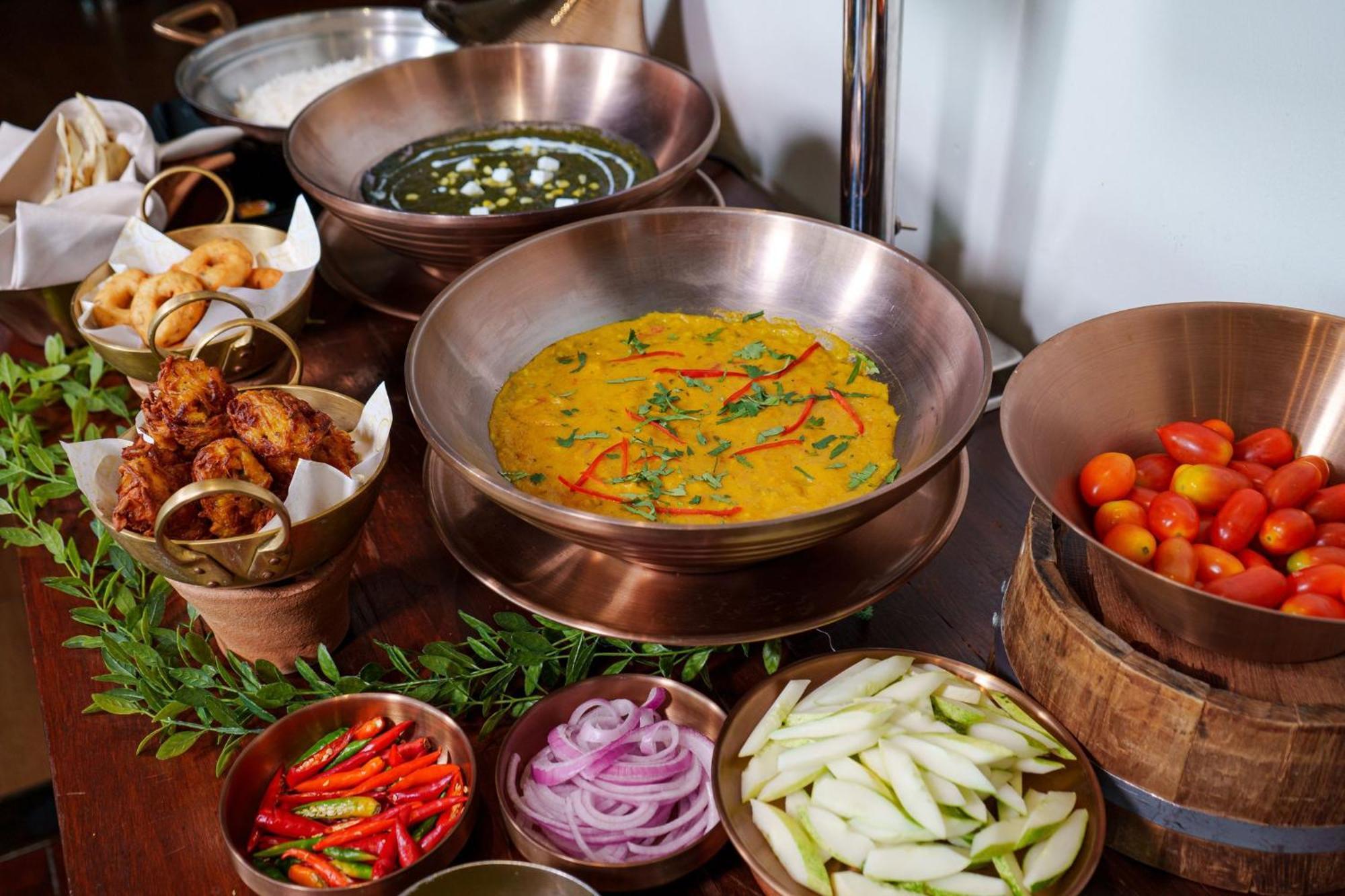 Hotel Indigo Bangkok Wireless Road By Ihg Екстериор снимка Indian cuisine